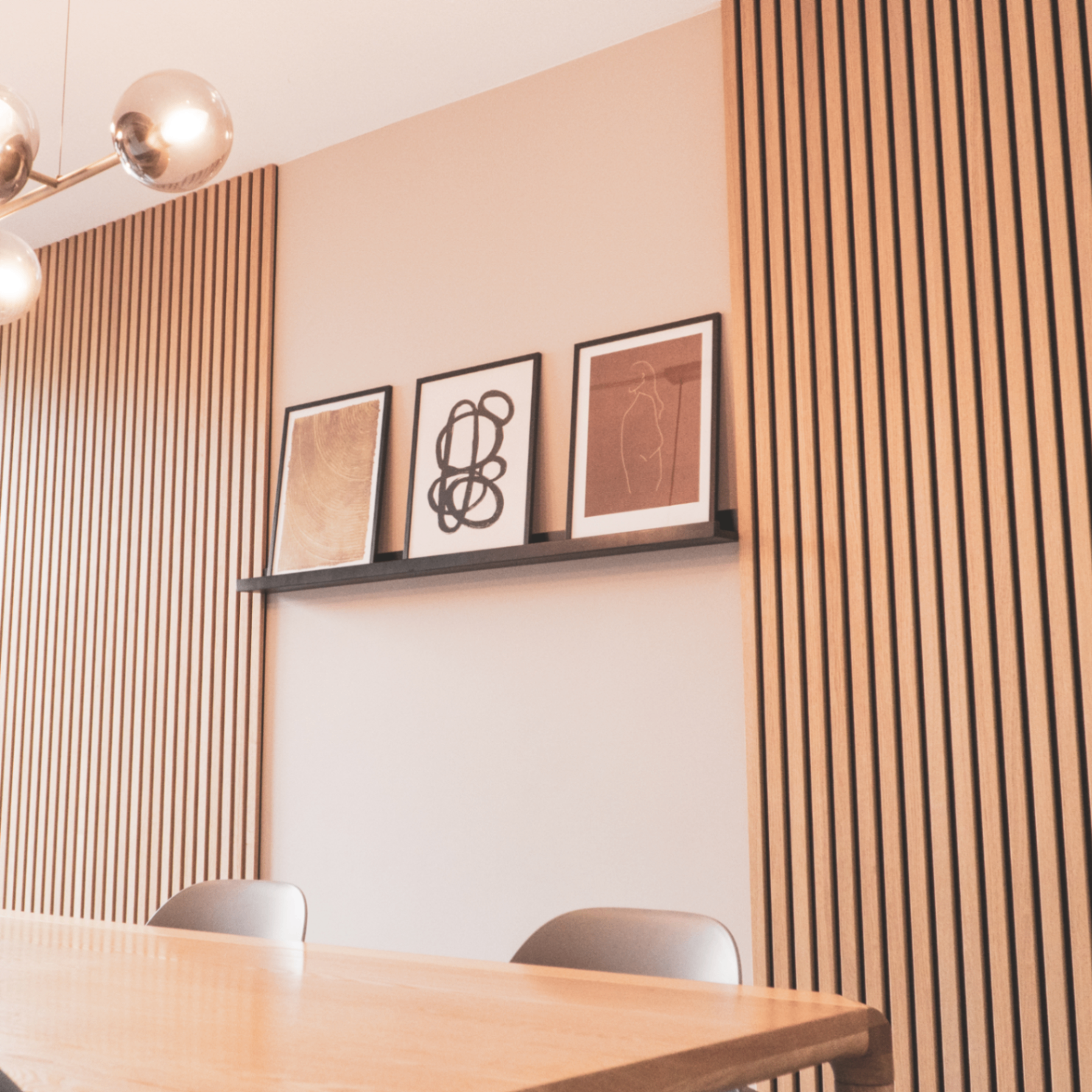 Naturel eiken akoestische panelen in eetkamer met fotolijstjes