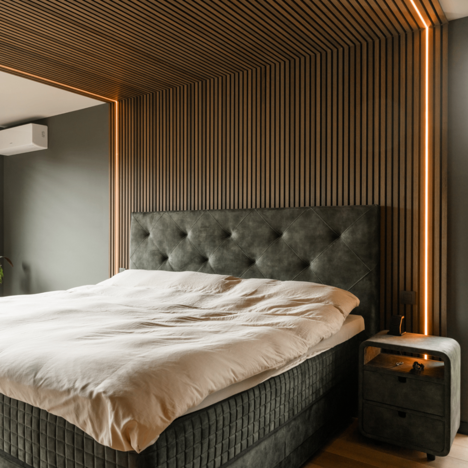 Akoestische panelen doorlopend van wand naar plafond in slaapkamer
