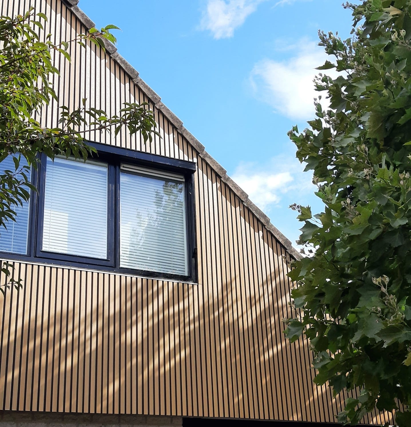 Composiet gevelbekleding opgesteld in de showroom