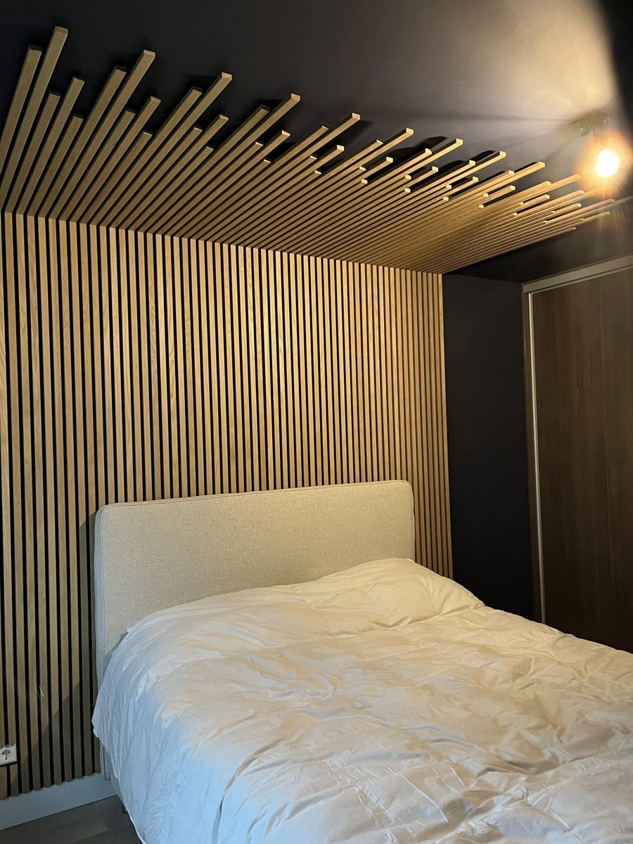 Slaapkamer met akoestische panelen op wand en plafond