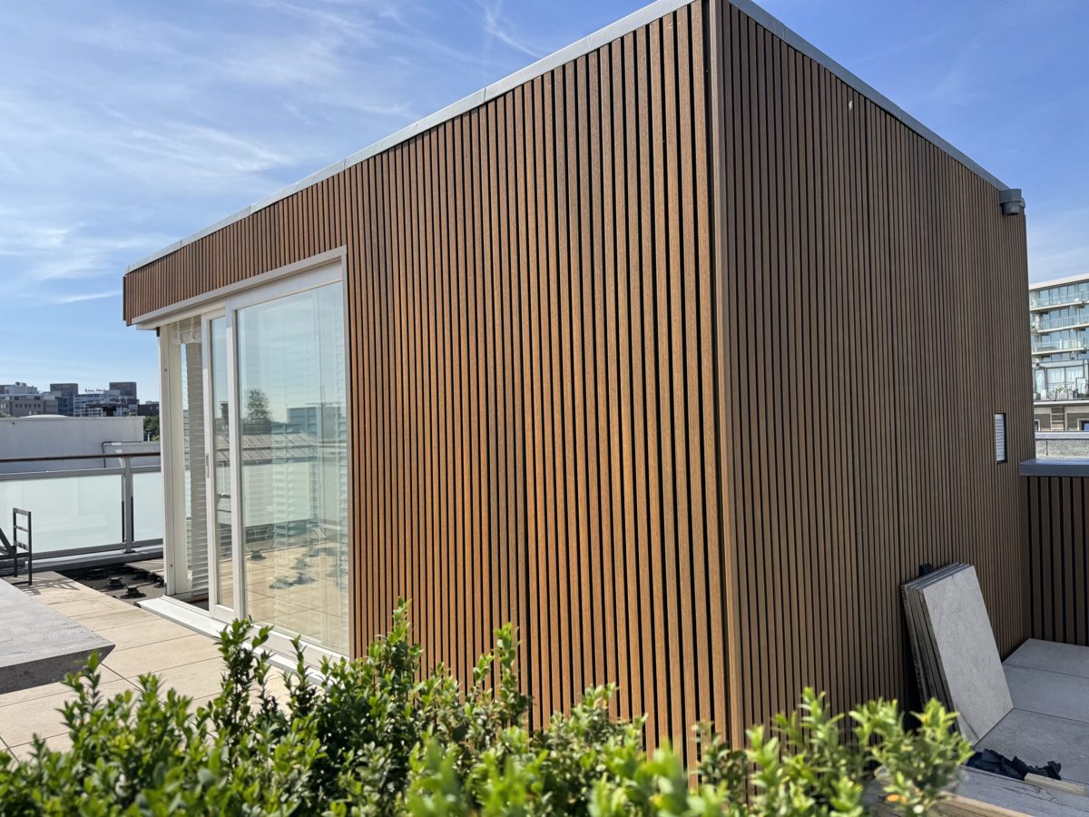 Tuinkamer van een klant met teak gevelbekleding
