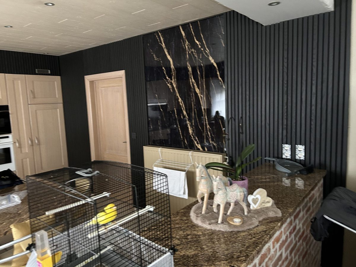 Marmerlook SPC paneel in de woonkamer van een klant