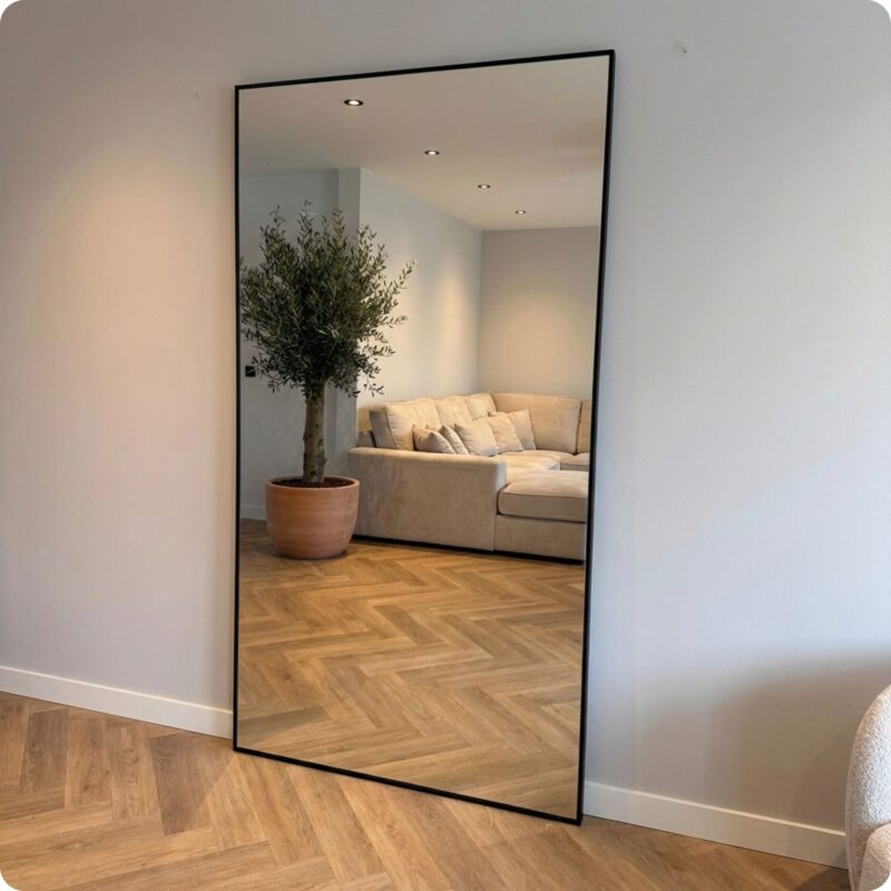 Deze stijlvolle passpiegel is de perfecte combinatie van functionaliteit en design. Dankzij het slanke zwarte frame en het minimalistische ontwerp past de spiegel moeiteloos in elk interieur – van
