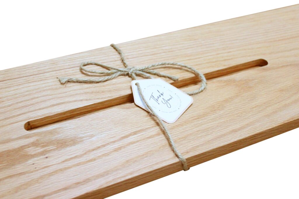Close-up van de badplank met een touwtje en een Thank you-label