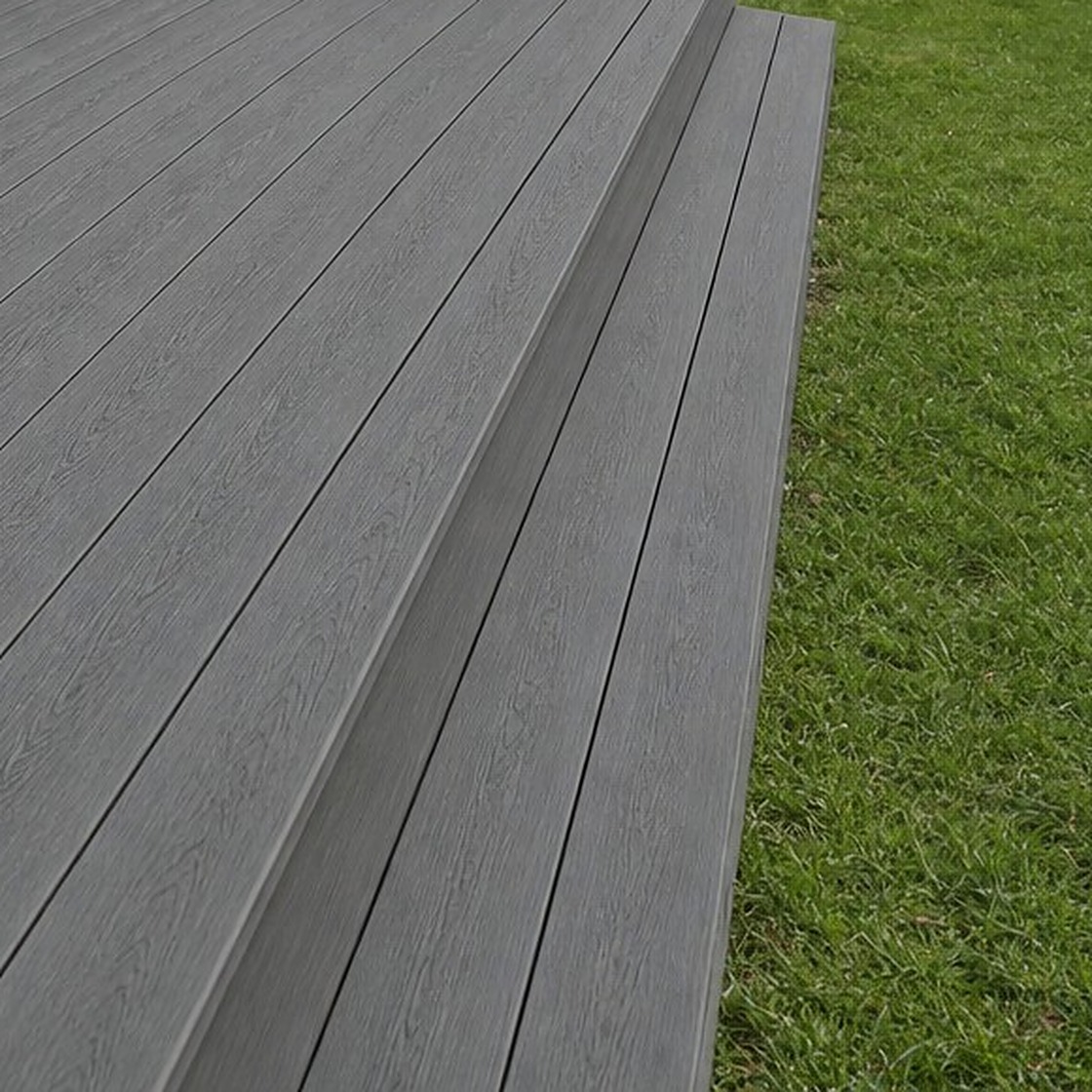 Afwerkplank vlonder antraciet aan de zijkant van een composiet terras