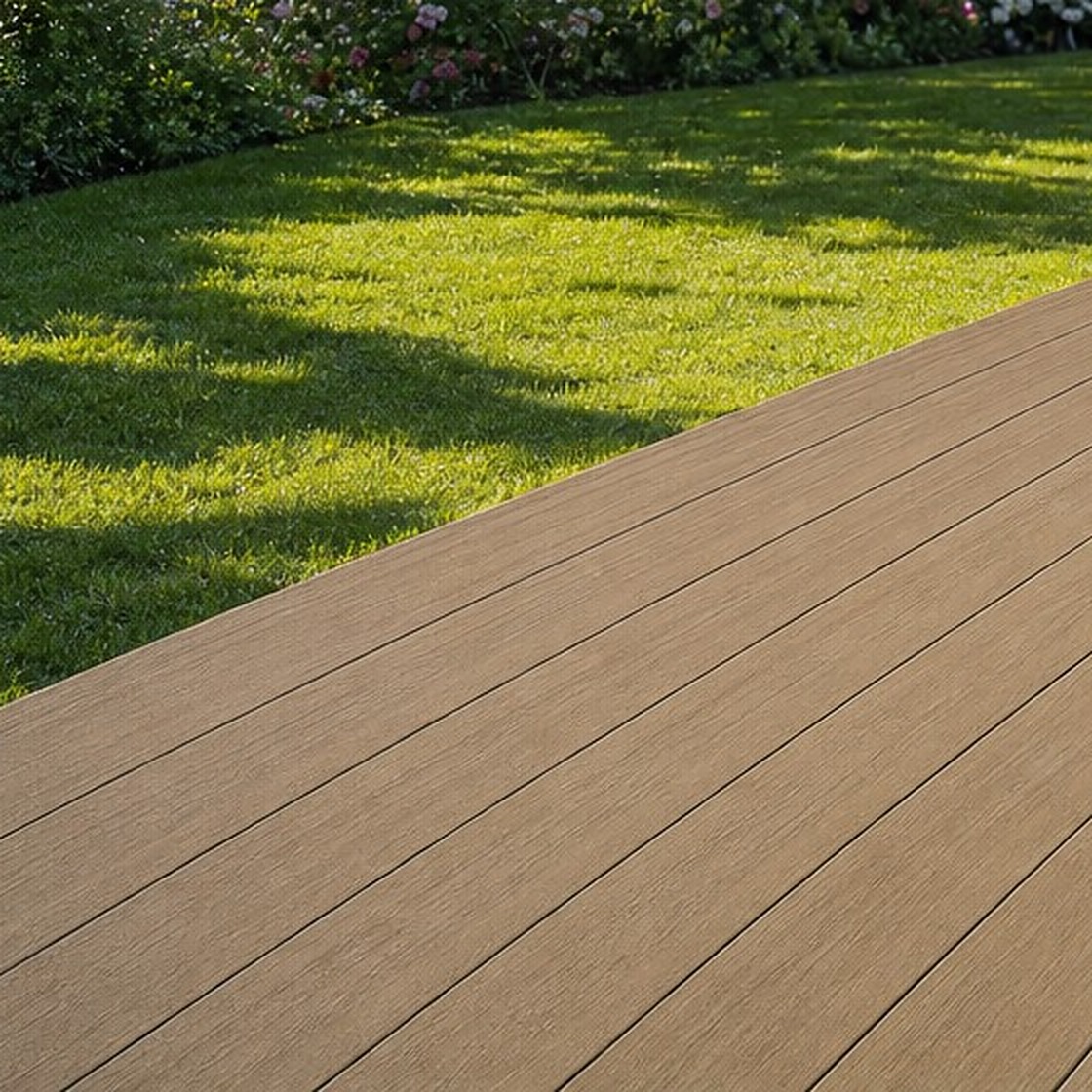Afwerkplank vlonder teak aan de zijkant van een composiet terras