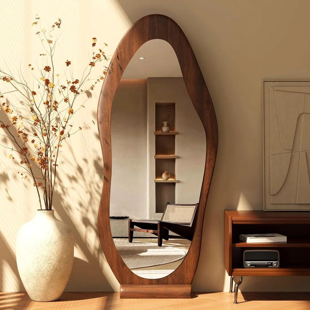 Spiegel Luna in een woonkamer, staande spiegel met houten frame