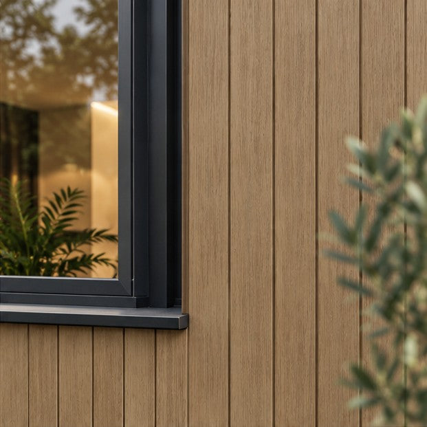 Premium gevelbekleding rabat Teak in de praktijk, close-up bij het raam